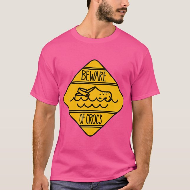 Camiseta Cuidado Com Os Crocs (Frente)