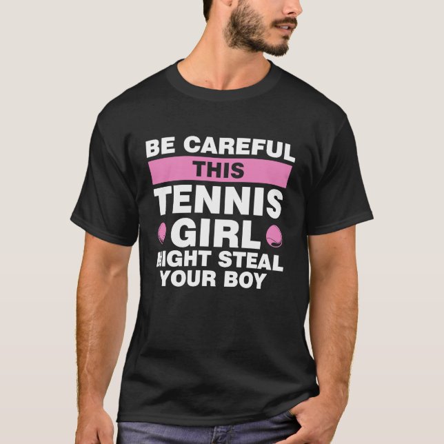 Camiseta Cuidado com que essa tênis pode roubar seu filho (Frente)