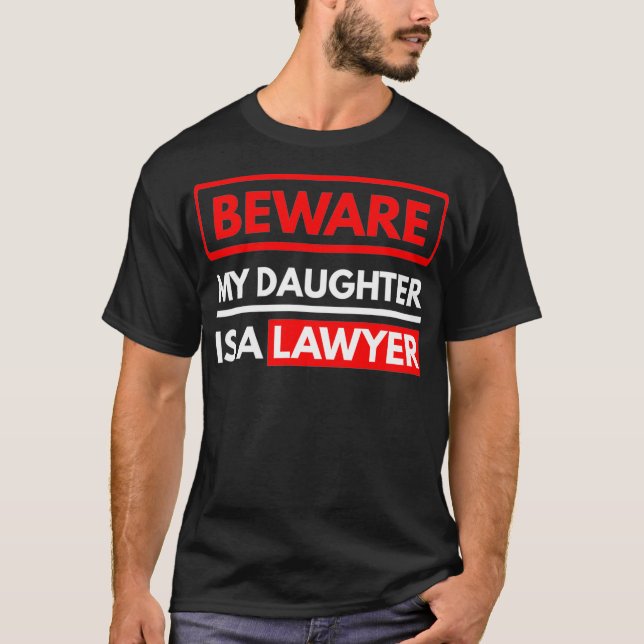 Camiseta Cuidado Com Que Minha Filha É Pais De Advogados De (Frente)