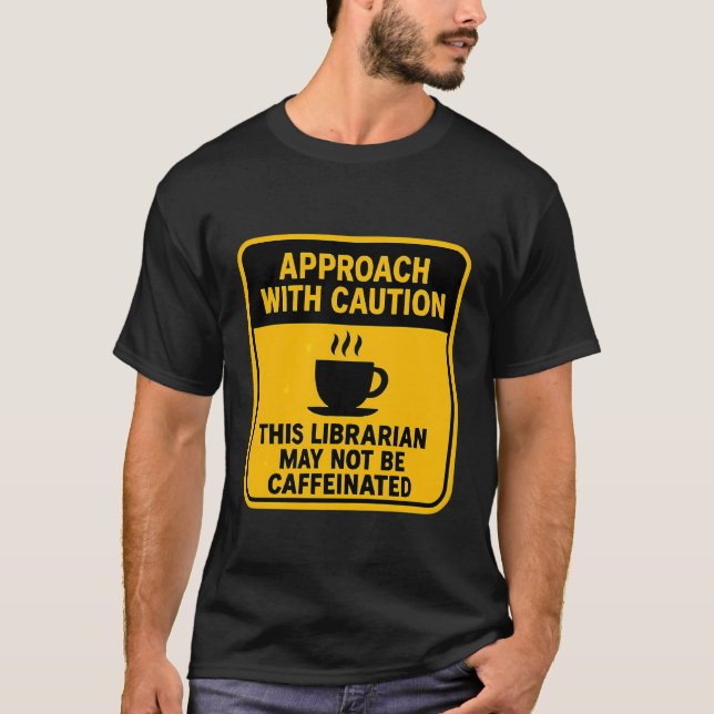 Camiseta Cuidado Este Bibliotecário Pode Não Ser Café Com C (Frente)