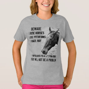 CAMISETA CUIDADO - EU CAMINHO CAVALOS - GAROTA