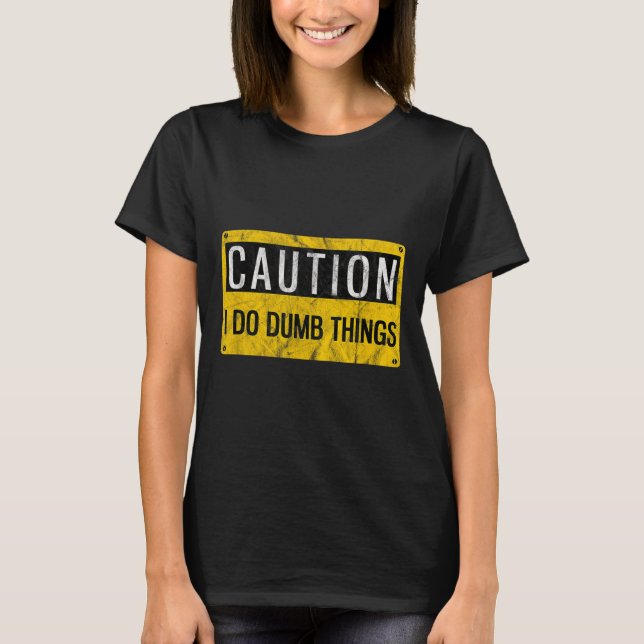 Camiseta Cuidado Eu Faço Coisas Estúpidas Placa de Aviso En (Frente)