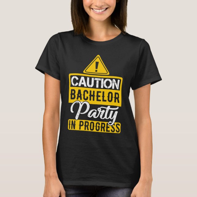 Camiseta Cuidado Festa de Solteiro em Andamento (Frente)