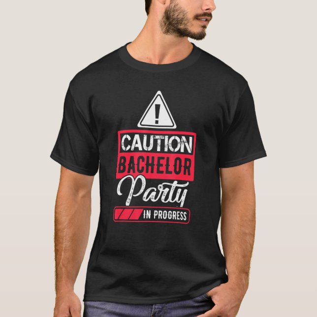 Camiseta Cuidado Festa de Solteiro em Andamento Engraçado (Frente)