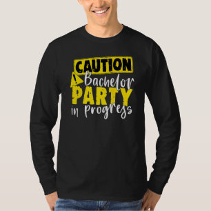 Camiseta Cuidado Festa de Solteiro em Andamento Noivo