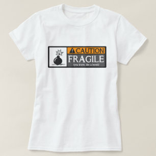 Camiseta Cuidado frágil como uma bomba