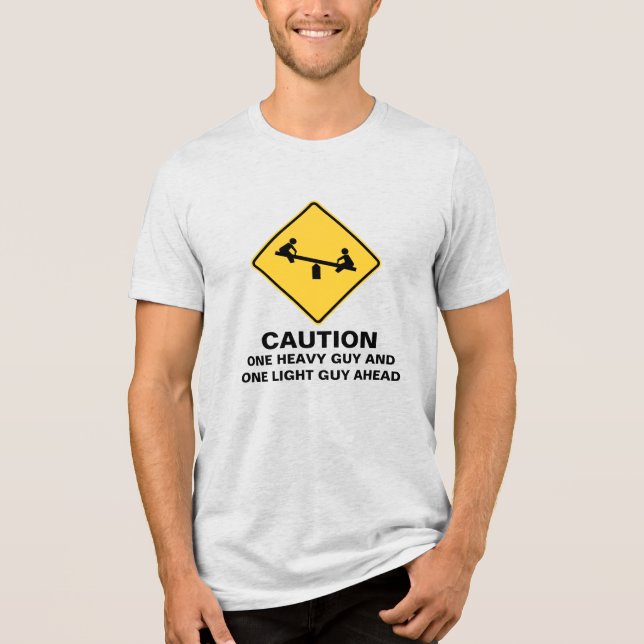 CAMISETA CUIDADO: HOMEM PESADO À FRENTE (Frente)