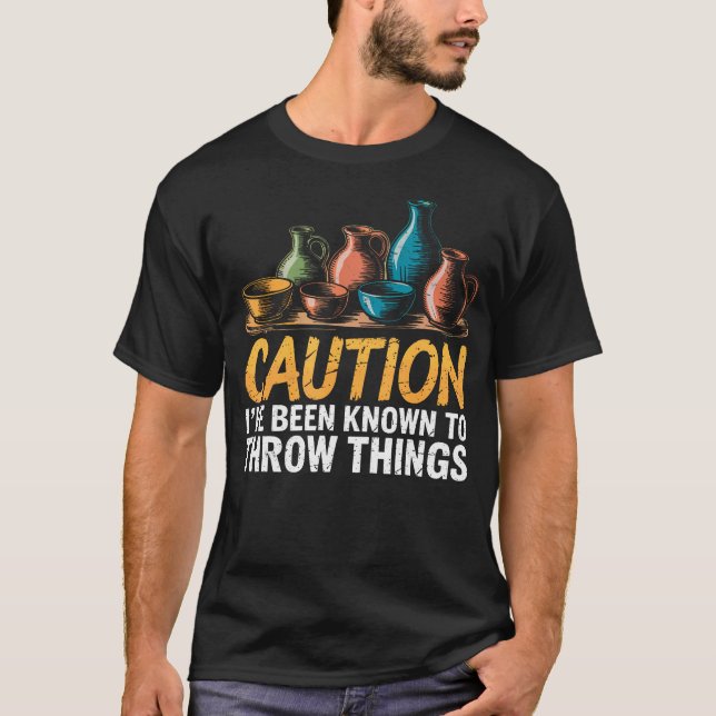 Camiseta Cuidado Já Se Conhece Lançar Coisas Cerâmica Ar (Frente)