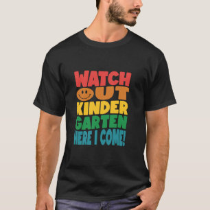 Camiseta Cuidado Jardim de Infância Aqui Vou Eu Aluno da Es
