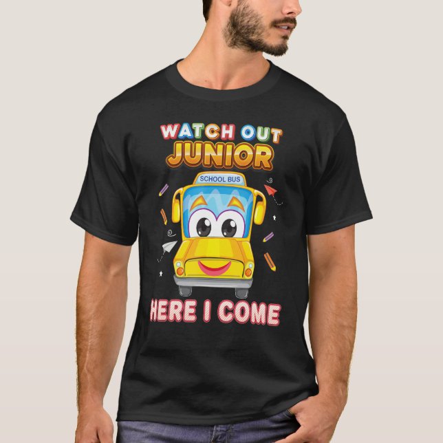 Camiseta Cuidado, Júnior, Eu Vim Para O Ensino De Ônibus. (Frente)