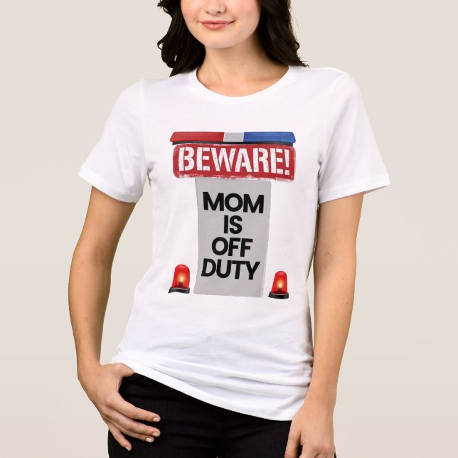 Camiseta Cuidado mamãe fora de serviço (Frente)