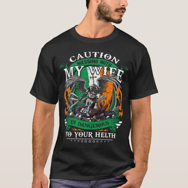 Camiseta cuidado, mexer com minha esposa é perigoso (Frente)
