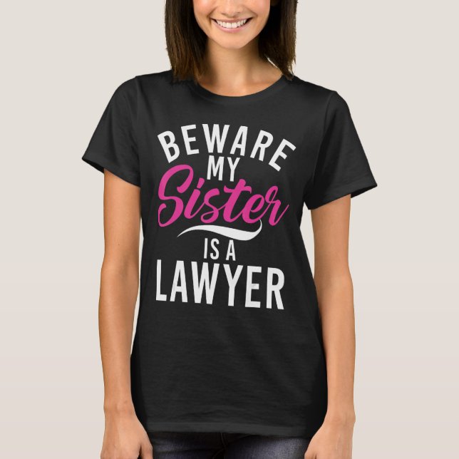 Camiseta Cuidado, minha irmã é advogada (Frente)