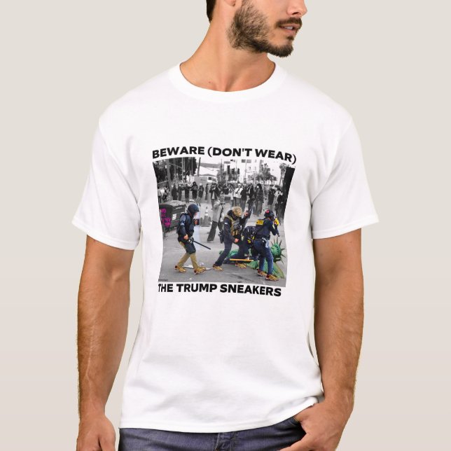 CAMISETA "CUIDADO (NÃO USE) OS TÊNIS TRUMP" (Frente)