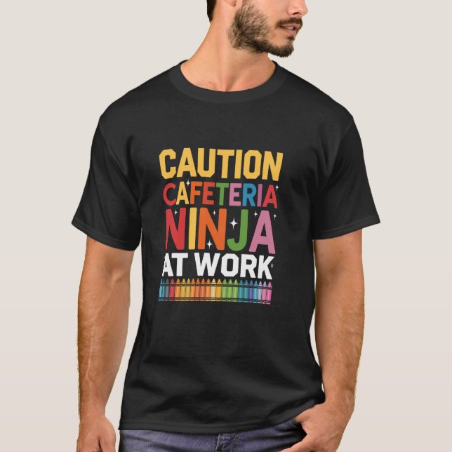 Camiseta Cuidado Ninja da Cafeteria em Ação De Volta à Esco (Frente)