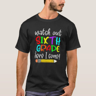 Camiseta Cuidado No Sexto Ano Aqui Vim Meninas Bonitas