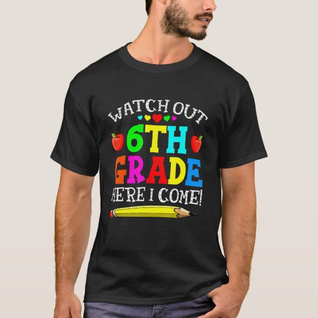 Camiseta Cuidado No Sexto Ano, Vim No Primeiro Dia (Frente)