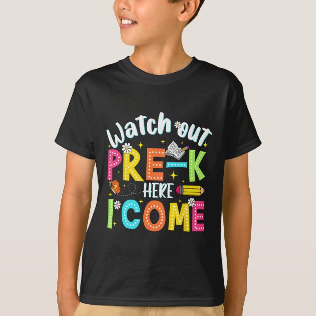Camiseta Cuidado Pré-K Aqui Vou Eu Primeiro Dia de Volta à  (Frente)