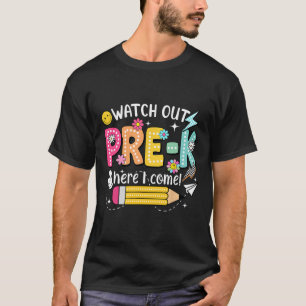 Camiseta Cuidado Pré-K Aqui Vou Eu Primeiro Dia de Volta à