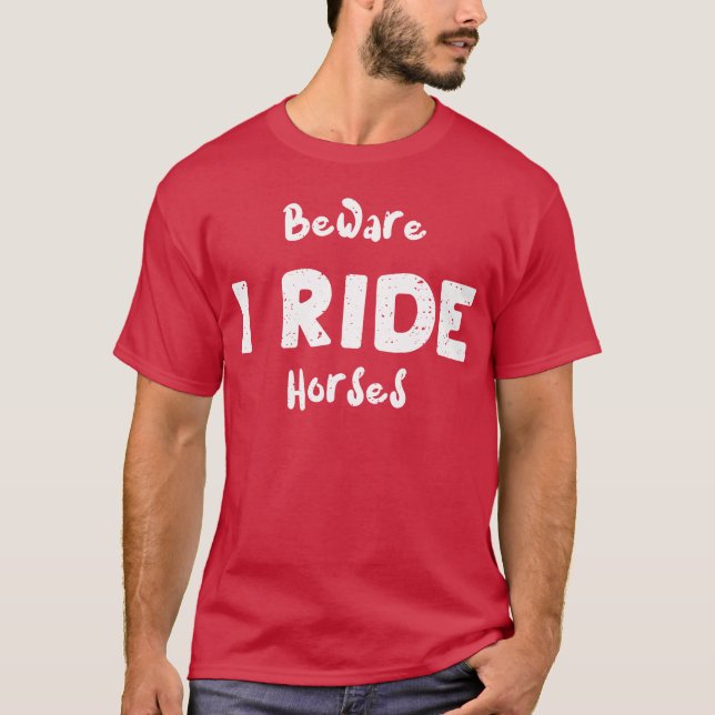 Camiseta Cuidado Que Eu Ando Cavalo Cavalo (Frente)