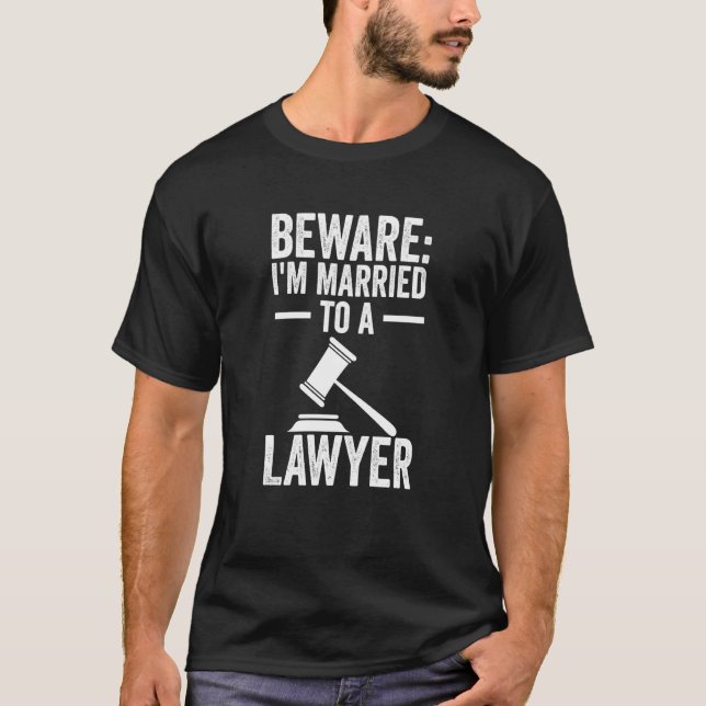 Camiseta Cuidado, sou casado com um advogado advogado. (Frente)