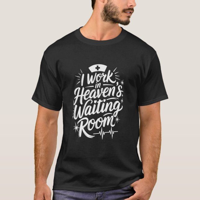 Camiseta Cuidados Paliativos Eu Trabalho Na Sala De Espera  (Frente)