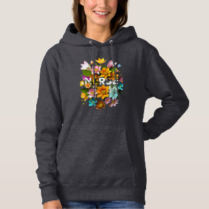 Camiseta Cuidados Sangrentos - Homenagem Floral às Enfermei