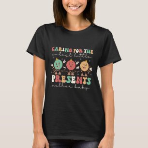 Camiseta Cuidando Da Menina Mais Curta Apresenta Enfermeira