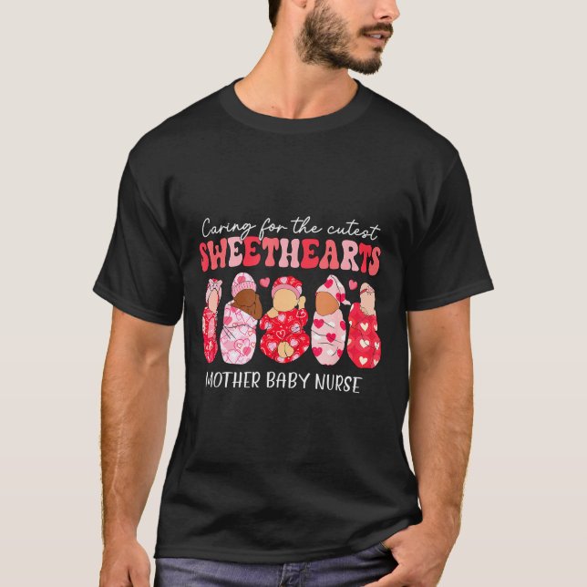 Camiseta Cuidando dos doces amores enfermeira mãe bebê (Frente)