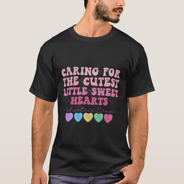 Camiseta Cuidando dos Pequenos Corações Mais Fofos Pediatri (Frente)