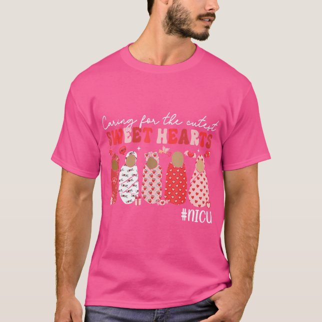 Camiseta Cuidando dos Queridinhos Mais Fofos Enfermeira da  (Frente)