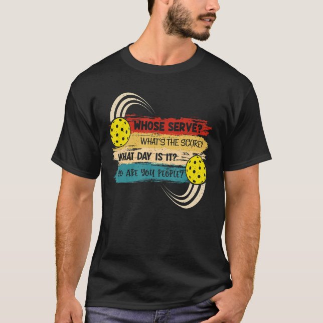 Camiseta Cujo servidor avalia o que é picleball no dia (Frente)