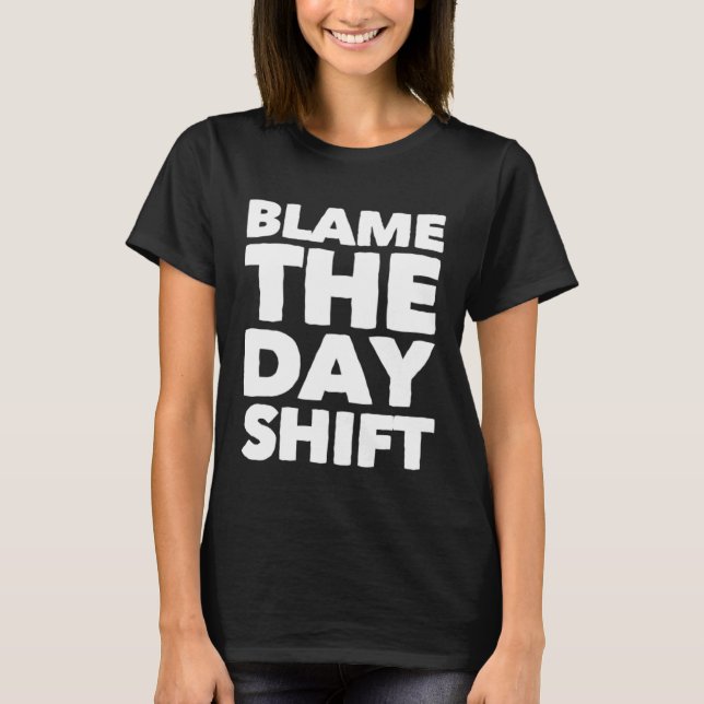 Camiseta Culpe o Turno do Dia para os Trabalhadores do Turn (Frente)