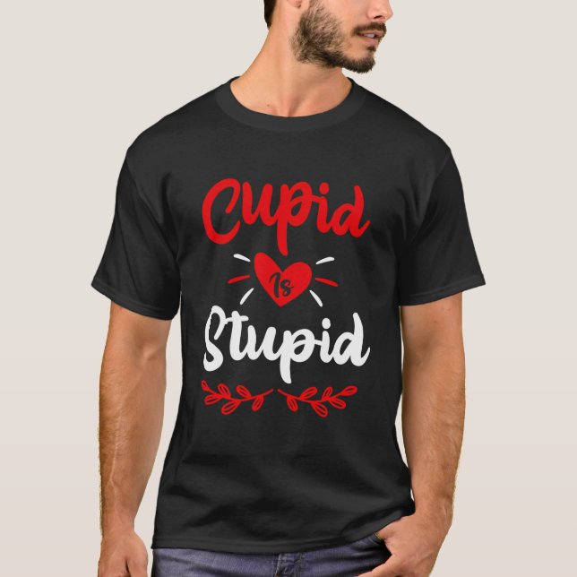 Camiseta Cupido É Entusiasmo Estúpido Contra A Piada Do Dia (Frente)
