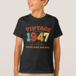 Camiseta Curioso 78 anos de idade 1947 Vintage 78º presente<br><div class="desc">Celebre O Estilo Com Este Design De Presente De Aniversário Único E Divertido, Inspirado Na Vintage! Este Gráfico De Aniversário Destaca Perfeitamente O Seu Marco Especial. Esteja Você Transformando 9, 21, 30, 40, 50, Ou Qualquer Idade Entre Eles, Mostre Orgulhosamente Seu Estado Legendário Com Humor E Nostalgia. Este Vintage Aniversário...</div>