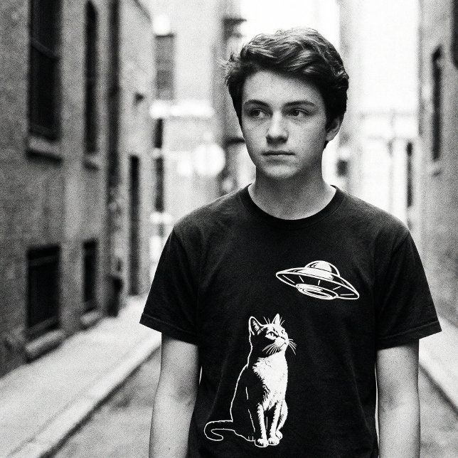 Camiseta Curious Cat Watching UFO – Funny Alien Cat Sci-Fi (Criador carregado)