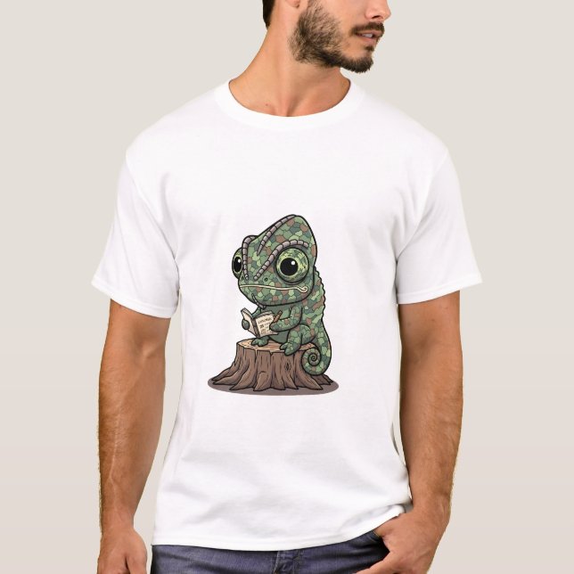 Camiseta Curious Green Chameleon Reading Explorer's Journal (Frente)