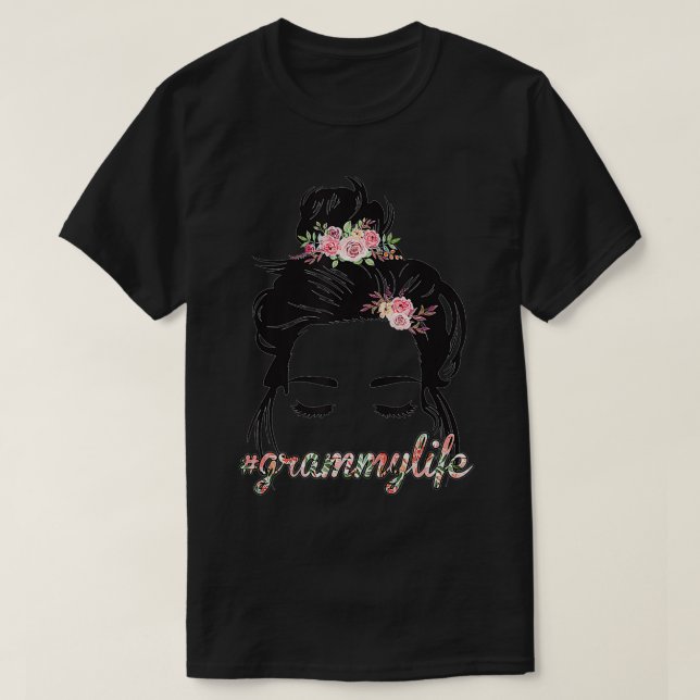 Camiseta Curly Hair Messy Bun Flowers Grammy Life (Frente do Design)