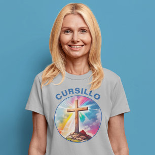 Camiseta Cursillo Wood Cross com arco-íris e nuvens