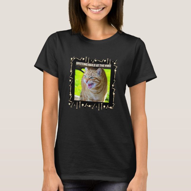 Camiseta cuspir no NWO (escuro) (Frente)