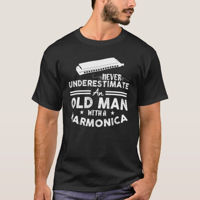 Camiseta Custa Nunca Subestime Um Homem Com Harmonia (Frente)