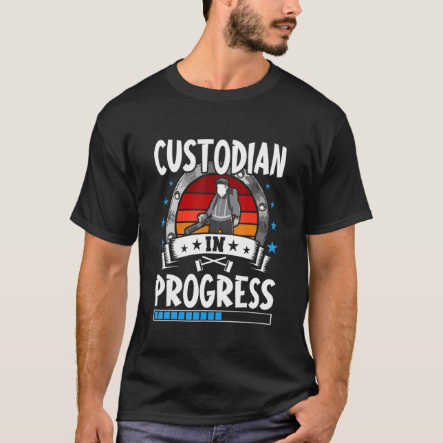 Camiseta Custodian In Progress Trainee Student (Frente)