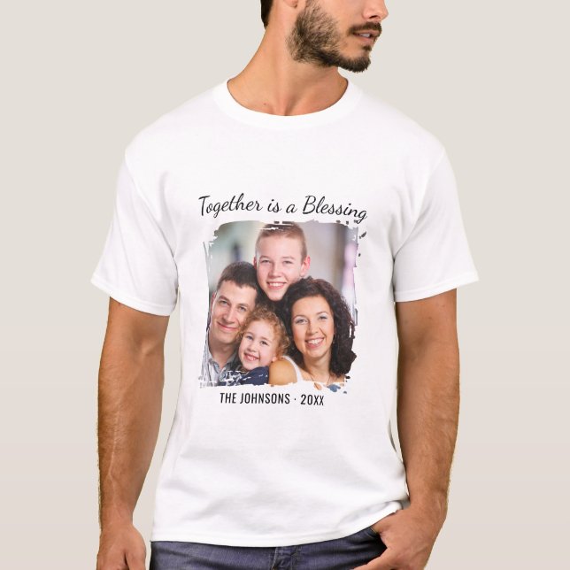 Camiseta Custom Family Photo Together Is a Blessing Quote (Frente)