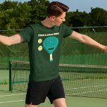 Camiseta Custom Slogan Padel Tennis Racket and Balls<br><div class="desc">Adicione um slogan engraçado, o nome da sua própria equipe de tênis de padel, ou personalize com o nome do seu jogador favorito. Esta árvore gráfica apresenta uma ilustração de uma raquete de tênis de padel junto com duas bolas de cadel e está pronta para ser personalizada com o seu...</div>