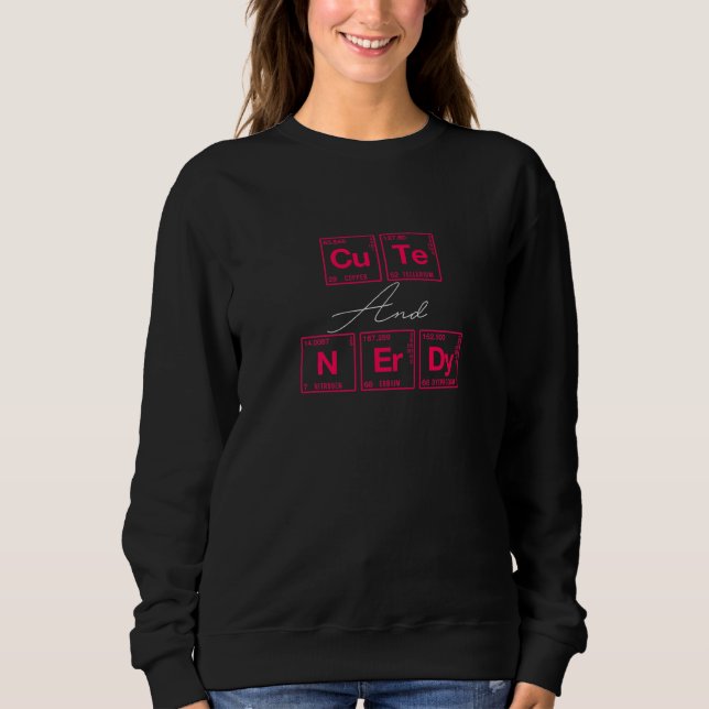 Camiseta Cuta E Nerdy Escritas Em Elementos Do Periódico (Frente)