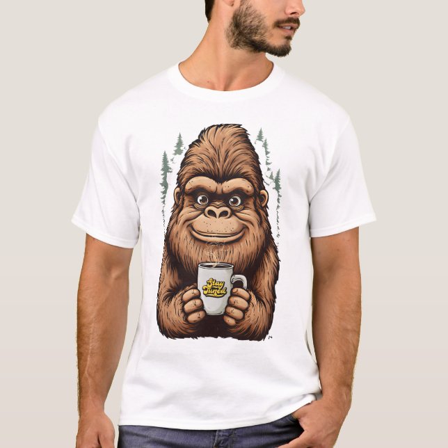 Camiseta Cute Bigfoot Drinking Coffee  Funny Sasquatch  (Frente)