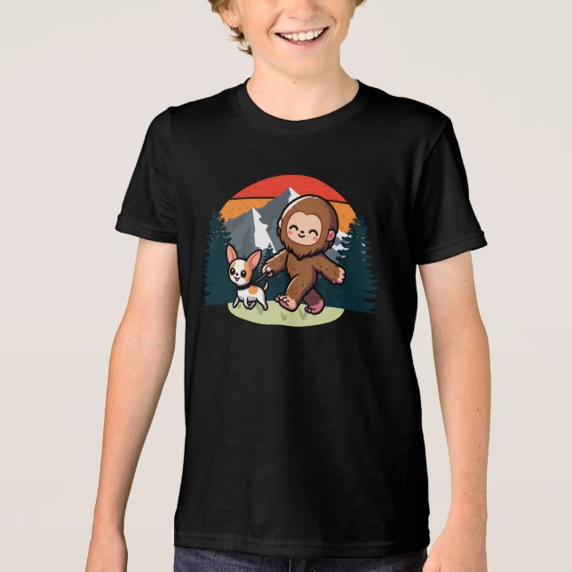 Camiseta Cute Bigfoot Walking Chihuahua (Frente)