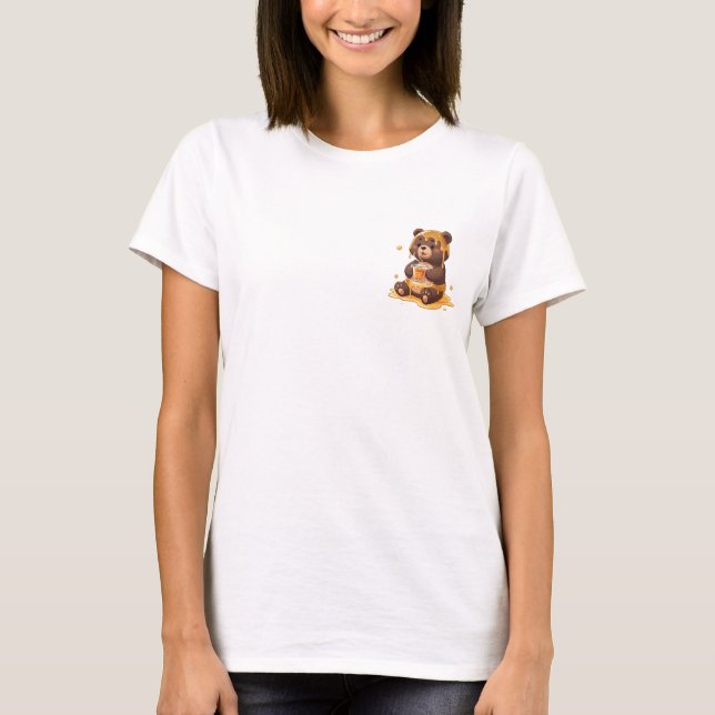 Camiseta Cute Brown Bear Covered in Dripping Honey Drinking (Frente)