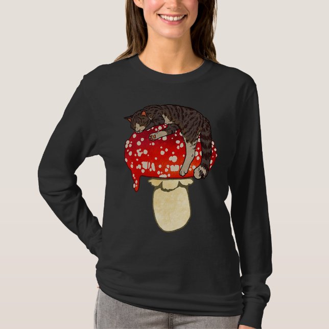 Camiseta Cute Brown Tabby Cat Sleeping on Red Spotted Mushr (Frente)