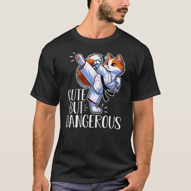 Camiseta Cute But Dangerous Cat High Kick (Frente)